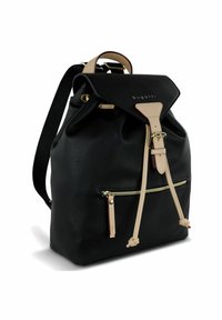 Zaino in pelle nera con superficie texture, accenti beige, spallacci regolabili, pattina superiore e tasca frontale con zip. Dettagli in metallo dorato.