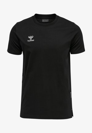 Svart t-shirt med rund halsringning tillverkad av bomull, med en liten vit logotyp på vänster bröst och grafiska detaljer på sidan.
