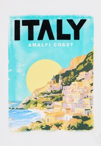 Grafikken har teksten "ITALIA AMALFIKYSTEN" i fet svart mot en lys blå bakgrunn, med en sol og en fargerik kystlandskapsillustrasjon.