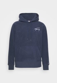 Navyblauwe fleece hoodie met verstelbare trekkoorden, kangoeroezak, ribgebreide manchetten en zoom, met een wit geborduurd logo op de borst.