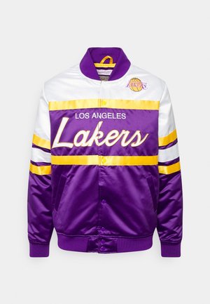 Lila-weiße und gelbe Satinjacke der Los Angeles Lakers mit Front-Druckknöpfen und Teamlogo auf Brust und Ärmeln.
