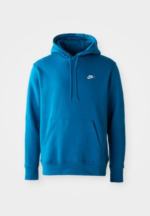 Modrá mikina Nike s kapucňou, predným vreckom a šnúrkami, na ľavej hrudi má malú bielu nášivku Nike.