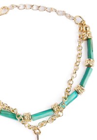 Collana in oro con perline tubolari di colore turchese e accenti decorativi in oro tra di esse.