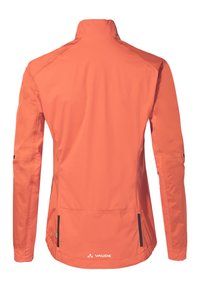 Vattenavvisande orange jacka med hög krage, långa ärmar, justerbar fåll och svarta dragkedjor som accent. Innehåller varumärkeslogotyp längst ner.