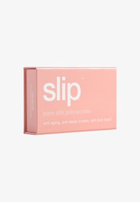 Rosa emballasje for en putevar av ren silke med hvit tekst som beskriver funksjoner: anti-aldring, anti-søvnfold, og anti-hårknute.