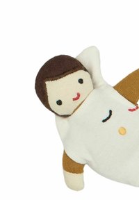 Stoffen pop met een zacht, knuffelig lichaam. Heeft een beige shirt, bruine armen en een gezicht met bruin haar en gestikte gelaatsdetails.