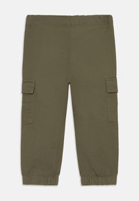 Cargo bukser i olivengrøn, med sidelommer, elastiske manchetter og en glat tekstur. Designet med en afslappet pasform og holdbart stof.