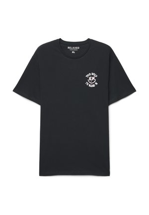 T-shirt nera in cotone con vestibilità comoda. Presenta scollo arrotondato e maniche corte. Stampa frontale con la scritta "TOO BOLD TO BLEND IN" in bianco.