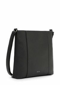 Sac bandoulière en cuir noir avec une texture lisse, de forme rectangulaire et avec des accessoires en métal argenté. Présente des coutures discrètes et un détail de branding.