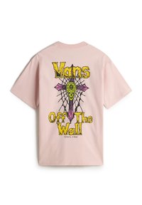 Rosa Baumwoll-T-Shirt mit einem großen Grafikdruck: ein Totenkopf mit einem Spinnennetz und einem Kreuz, akzentuiert mit gelben und rosa Details.