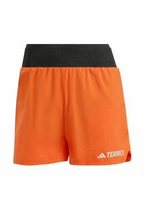 Orangene Sportshorts mit einem schwarzen elastischen Taillenbund. Sie haben eine leichte, glatte Textur und ein weißes "TERREX"-Logo auf der unteren Vorderseite.