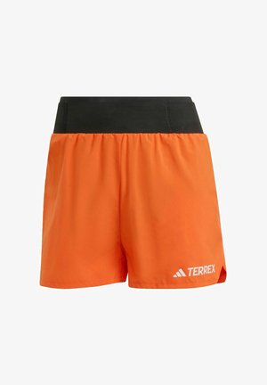Orange atletiske shorts med en sort elastisk talje. Har en let, glat tekstur og et hvidt "TERREX" logo på nederste front.