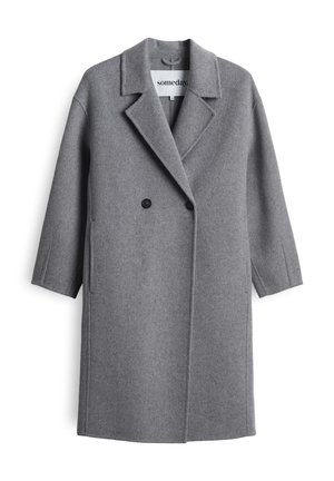 Long manteau en laine gris avec de larges revers, deux boutons noirs et des poches latérales, présenté sur un fond blanc.