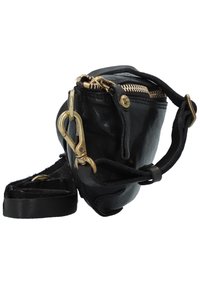 Borsa a spalla in pelle nera con zip dorata, hardware in ottone e tracolla removibile. Forma compatta e arrotondata con finitura testurizzata.
