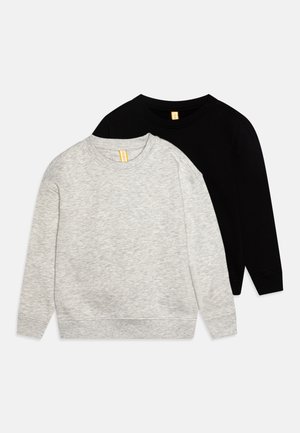 Dos sudaderas de cuello redondo: una gris y una negra. Ambas tienen mangas largas y puños acanalados. Diseño clásico con una textura suave.