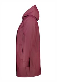 Veste bordeaux résistante à l'eau avec capuche, manches longues, poches latérales et un extérieur lisse et texturé.