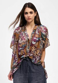 Blusa a fantasia di farfalle marrone e viola con vestibilità ampia, dotata di un laccio in vita e maniche corte, realizzata in tessuto leggero.