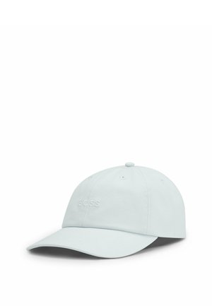 Lichtgrijze baseballpet met een gebogen klep en subtiel geperst "BOSS"-logo op het voorpaneel, weergegeven tegen een witte achtergrond.