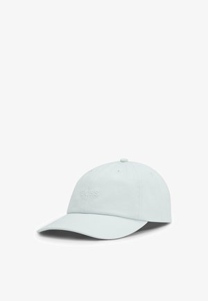 Cappellino da baseball grigio chiaro con visiera curva e logo "BOSS" in rilievo sottile sul pannello frontale, mostrato su sfondo bianco.