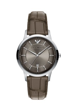 Runde silberne Uhr mit braunem strukturiertem Lederarmband, braunem Zifferblatt mit silbernen Stundenmarkierungen, drei Zeigern und Datumsanzeige bei sechs Uhr.