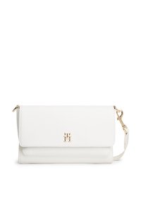 Λευκή δερμάτινη τσάντα φάκελος με χρυσόλογο "TH", μπροστινό καπάκι και αποσπώμενο λουρί με χρυσή πόρπη σε λευκό φόντο.