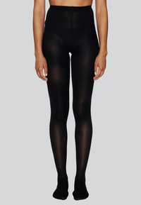 Leggings neri opachi con una vita alta, texture liscia e design aderente. Presentano una costruzione senza cuciture e una vestibilità alla caviglia.