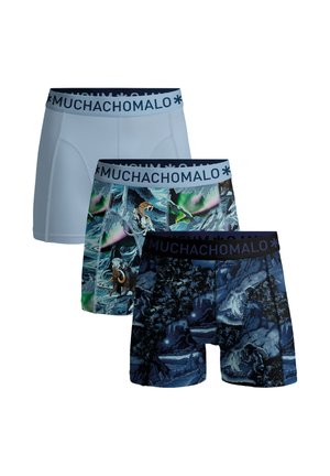 Trije moški boksarji z elastikami znamke Muchachomalo; enobarvno svetlomodri, večbarvni z živalskim vzorcem in temnomodri z abstraktno naravno zasnovo.