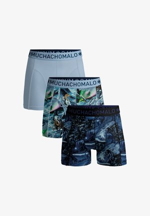 Tri muška bokser donjeg rublja s elastičnim pojasom marke Muchachomalo; jednobojni svijetloplavi, višebojni s uzorkom divljih životinja i tamnoplavi s apstraktnim prirodnim motivom.