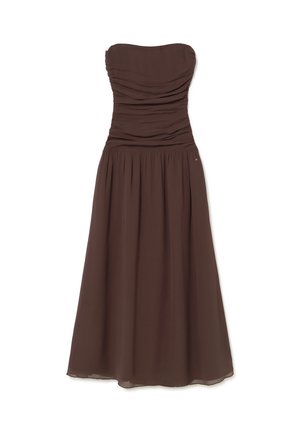 Vestido sin tirantes de color marrón oscuro con corpiño fruncido y falda recogida y fluida que llega hasta la mitad de la pantorrilla sobre un fondo blanco.