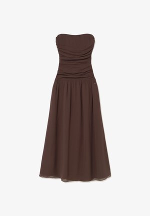 Vestido sin tirantes de color marrón oscuro con corpiño fruncido y falda recogida y fluida que llega hasta la mitad de la pantorrilla sobre un fondo blanco.