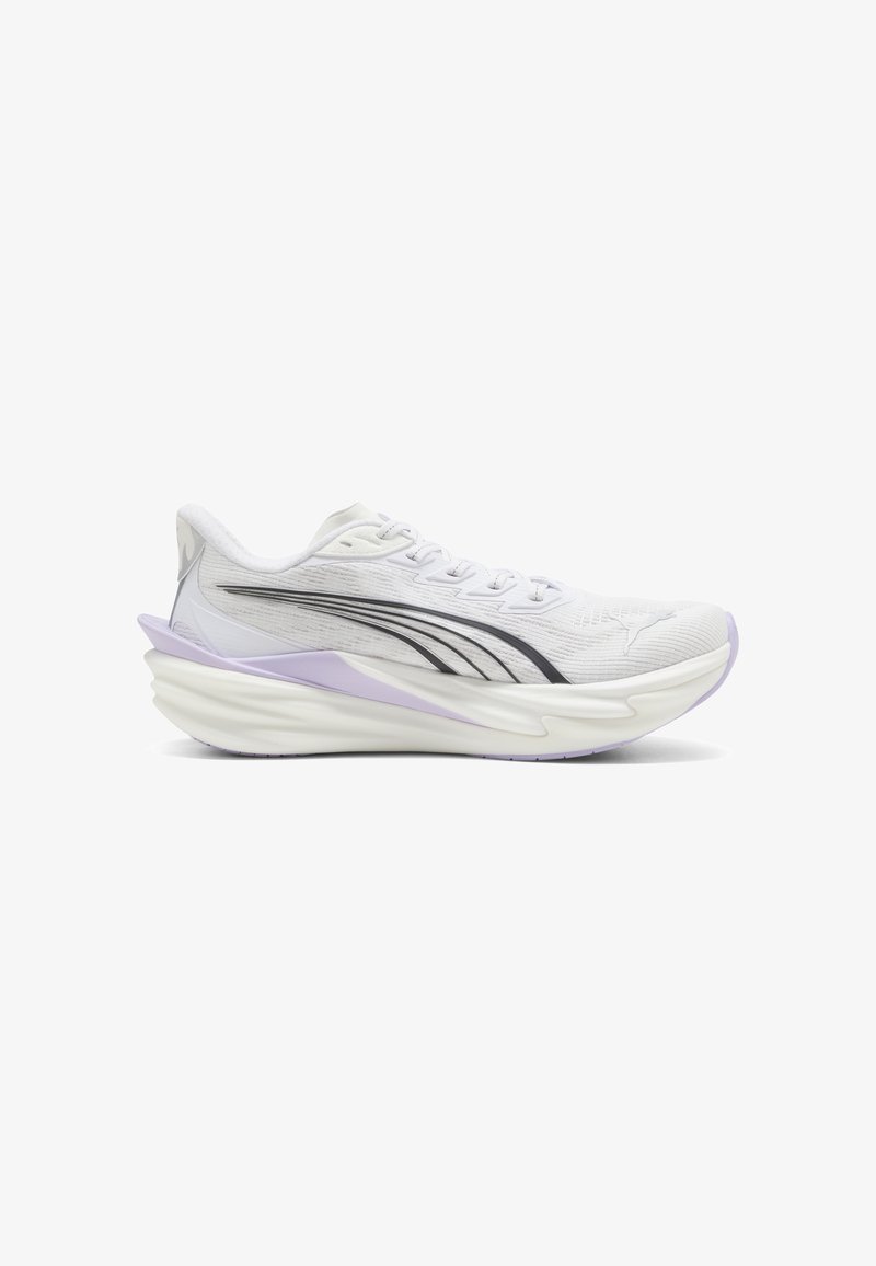 Chaussure de course blanche avec des bandes latérales noires, une semelle épaisse amortissante et des accents lilas au talon et sur la semelle intermédiaire, vue de côté.