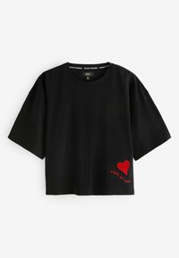 Čierne krátke bavlnené tričko s krátkymi rukávmi, na ktorom je červené srdce a výšivka "REBEL OF LOVE" blízko lemu.