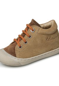 Sneaker in suede marrone con lacci arancioni, punta rotonda e suola in gomma. Presenta sezioni superiori a contrasto e dettagli cuciti.