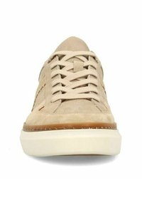 Beige suède sneaker met stoffen veters, ronde neus en een rubberen zool. Voorzien van gestikte accenten en een gladde textuur op de bovenkant.