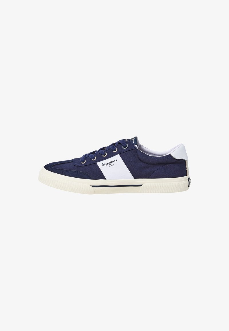 Zapatillas de lona en color navy con detalles en blanco, puntera redonda, suela de goma y diseño de cordones. Presenta el logo en el lateral y detalles en contraste.