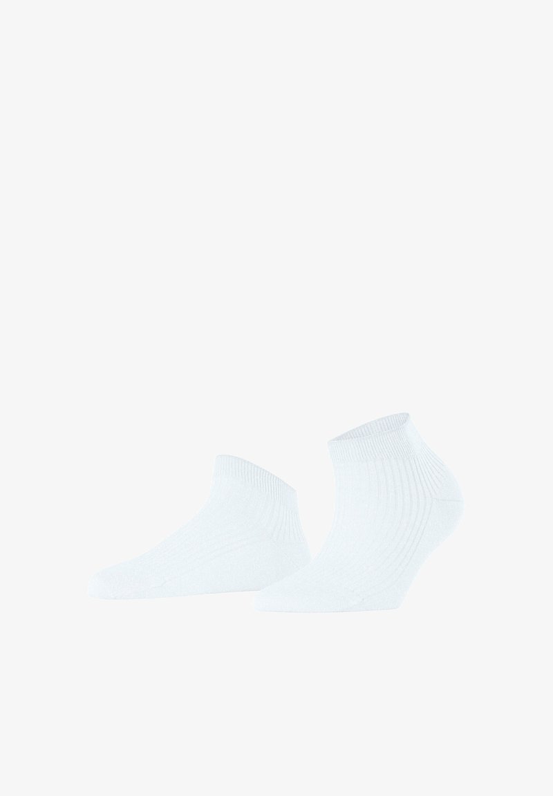 Paire de chaussettes blanches côtelées pour cheville, présentées sur fond blanc.