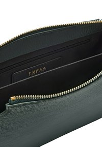 Borsa a pochette verde in pelle con hardware dorato, dotata di chiusura con zip e un interno liscio con uno slot per carte e logo impresso.