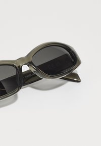 Weekday SLIDE SUNGLASSES UNISEX - Sluneční brýle - khaki