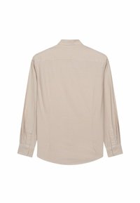 Camisa de manga larga color beige claro con un pequeño patrón de cuadros, cuello abotonado y yugo trasero único con detalles de costura sutiles.