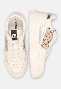 Witte sneakers met geperforeerde tan accenten en zilveren details. Het ontwerp heeft een platte zool, een ronde neus en een opvallende vetersluiting aan de voorkant.