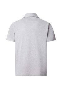 Polo gris clair à manches courtes vu de dos, doté d'un col classique et d'un tissu uni sans motifs ni logos visibles.