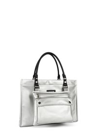 Borsa tote argento realizzata in materiale lucido con manici neri. Caratterizzata da una tasca frontale con zip e un design piatto con cuciture a contrasto.