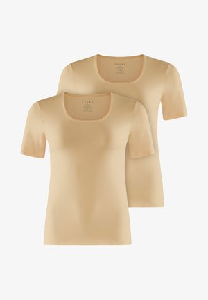 Beige t-shirts met korte mouwen en een ronde hals, gemaakt van zachte stof. Het paar heeft minimale stiksels en geen zichtbare patronen of accenten.