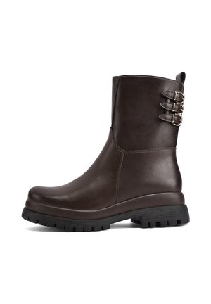 Stivale alla caviglia in pelle marrone con punta arrotondata, superficie testurizzata e doppie fibbie sui lati. Suola in gomma nera spessa per una buona aderenza.