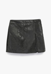 Sort mini skirt i fake læder med en tekstureret slange mønster, der har en let udvidet skæring og en sideslids detalje.