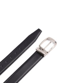 Cintura in pelle nera con una finitura liscia. Presenta una fibbia in metallo argentato di forma rettangolare e una chiusura con ardiglione. Sette fori di regolazione.