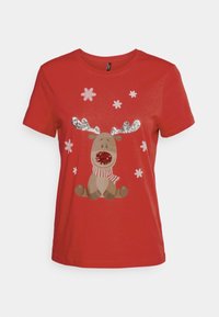 Camiseta de algodón roja con un diseño de reno marrón, con cuernos brillantes y una nariz roja, acentuada con copos de nieve blancos y una bufanda a rayas.