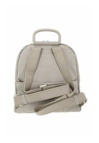 Zaino in tela beige con manico superiore e spallacci regolabili. Presenta una chiusura con zip, una superficie texturizzata e una tasca laterale.
