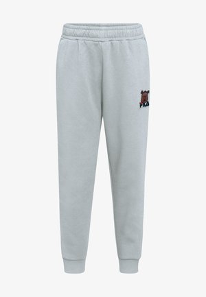 Jasnoszare spodnie dresowe z elastycznym pasem i ściągaczami, z małym brązowym logo niedźwiedzia i napisem "FILA" na górnej części uda.