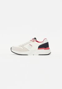Sneakers bianchi e grigi con accenti rossi e blu navy, dotati di una parte superiore in morbida pelle scamosciata e mesh, con chiusura a lacci e una robusta suola in gomma.